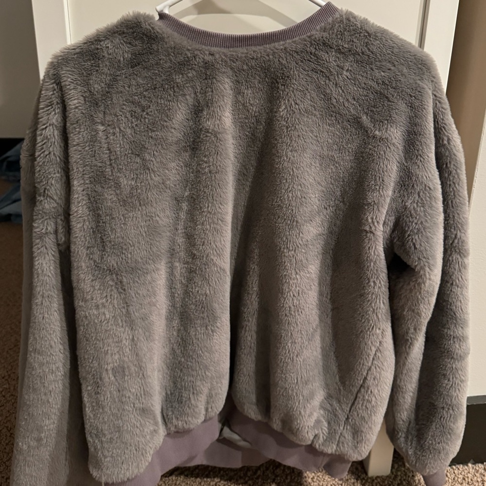Medium gray ultra-fluffy crewneck